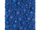 un gros plan sur une œuvre d'art ornée de fleurs bleues