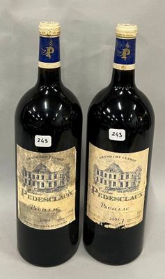 deux bouteilles de vin posées l'une à côté de l'autre sur une table