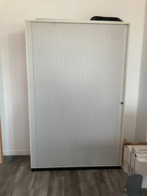 une photo d'une pièce avec un placard à l'intérieur