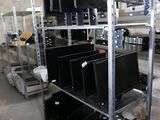 de nombreux téléviseurs sur les étagères de la pièce
