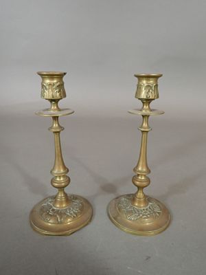 Lot de deux bougeoirs en laiton à décor de feuillages.