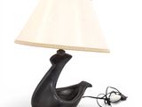 une lampe noire avec un abat-jour blanc