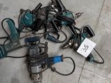 un grand nombre d'outils posés sur le sol
