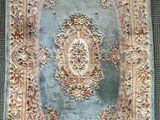 un tapis ancien orné d'un motif floral sur fond bleu