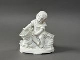 une figurine blanche représentant un enfant avec un panier