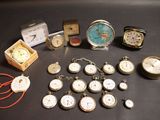 de nombreux types d'horloges et de montres sur la table