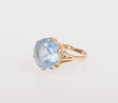une bague en or sertie d'une topaze bleue au centre