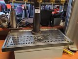 une photo d'un robinet à bière posé sur le comptoir d'un restaurant