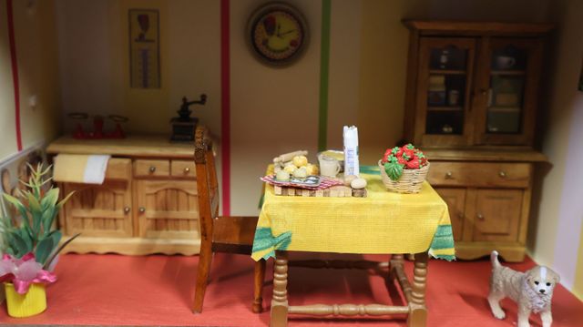 Diorama. Composition miniature, dans une vitrine en bois, vitre e...