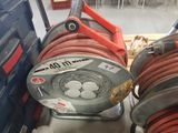 une image montrant un tas de tuyaux empilés les uns sur les autres