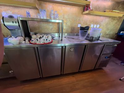 un comptoir sur lequel sont posés tout un tas d'objets