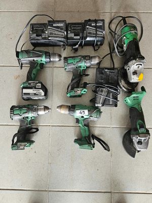 beaucoup d'outils électriques qui traînent par terre