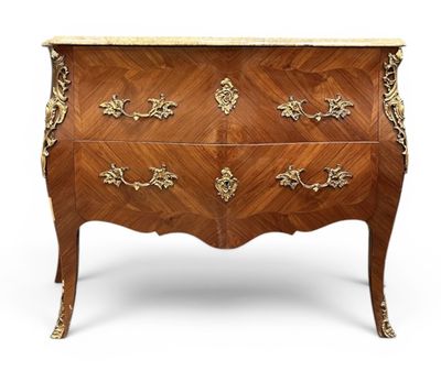 une commode ancienne avec un plateau en marbre