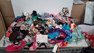 Lot de 110 maillots de bain femme, modèles et différents col…