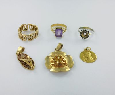 un ensemble de bagues et de pendentifs en or sur un fond blanc