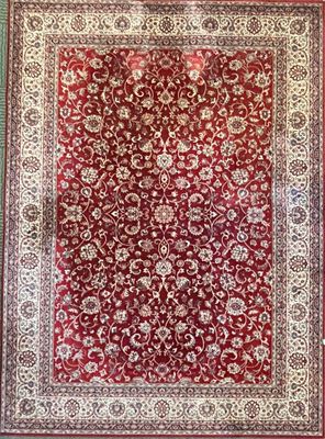 un tapis rouge et blanc orné d'un motif floral