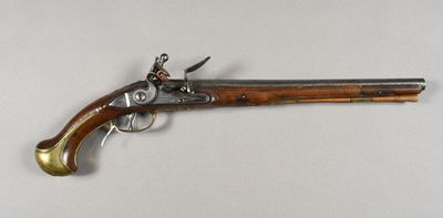 gros plan d'un fusil jouet sur une surface blanche
