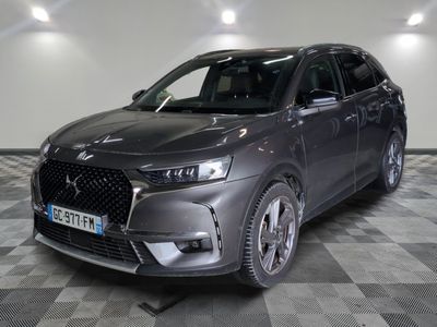 l'avant d'une voiture grise sur le sol en damier d'un garage