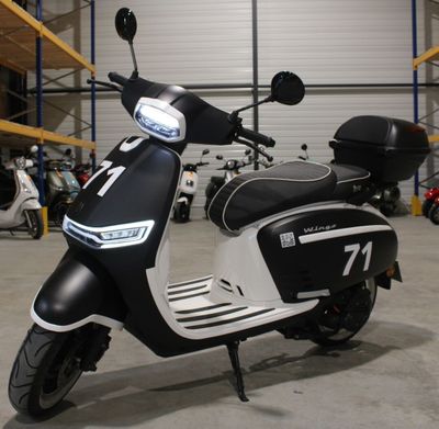 un scooter noir et blanc garé dans un garage