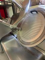 Une trancheuse à jambon professionnelle en alu de marque KEL… (photo 2)