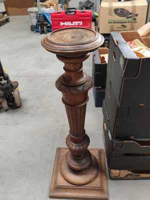 un socle en bois surmonté d'une horloge