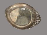 une assiette ancienne en argent, ornée d'une bande d'argent sur le pourtour