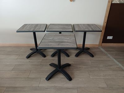 trois tables et deux tabourets dans une pièce