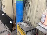 une borne d'incendie bleue placée à côté d'une borne d'incendie rouge dans un garage