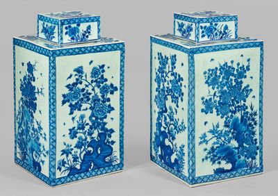 une paire de vases bleus et blancs ornés de fleurs et d'oiseaux