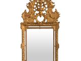 une image représentant un miroir doré sur fond blanc, avec un fond blanc