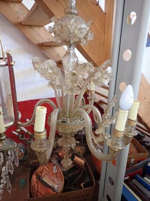un lustre posé sur une table dans une pièce