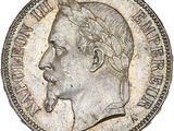 Gros plan sur une pièce de monnaie portant le visage d'un homme