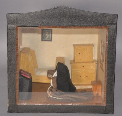 une photo d'une maison de poupées avec un lit et des commodes