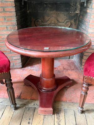 une petite table et deux chaises devant une cheminée