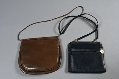 CHARLES JOURDAN. Petit sac plat à deux compartiments en cuir…