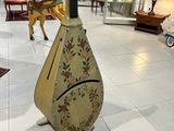un très grand instrument de musique au milieu d'une pièce