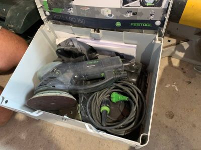 une boîte contenant des outils posée sur le sol