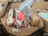une boîte en carton remplie d'objets hétéroclites