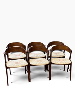 un ensemble de six chaises de salle à manger avec assise rembourrée
