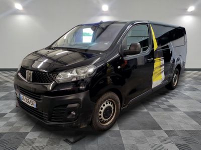 la photo d'une camionnette noire garée dans un garage