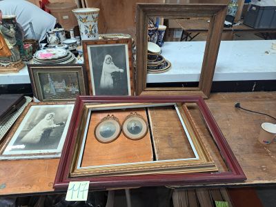 une table sur laquelle se trouvent des photos et un miroir