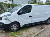 une camionnette blanche garée sur le parking