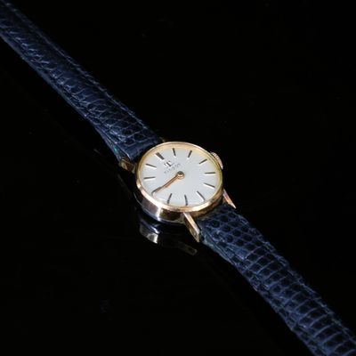 une image d'une montre posée sur une surface noire