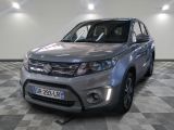 une photo d'un SUV argenté garé dans un garage