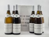 six bouteilles de vin sont alignées en rang devant une boîte