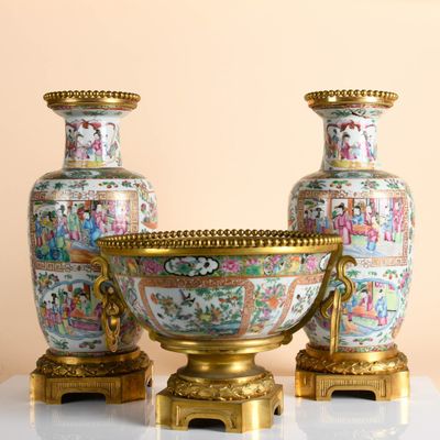two vases that are sitting on a table