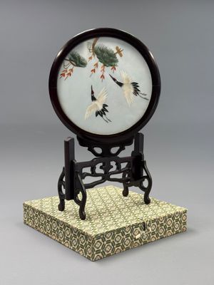 une image représentant une horloge posée sur un socle, sur laquelle est perché un oiseau