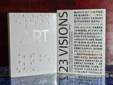 deux livres posés l'un à côté de l'autre sur une table
