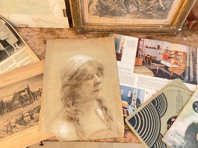 beaucoup de vieilles photos sur une table avec de vieux livres
