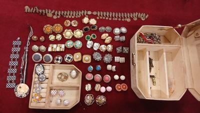 de nombreux bijoux posés sur une table rouge